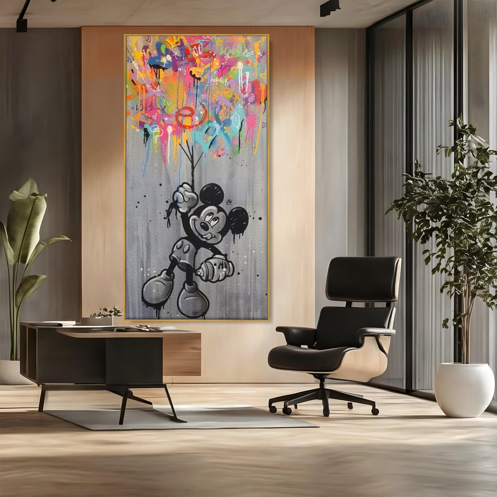 Tablou canvas cu tablou canvas cu mickey mouse si baloane, in rama de aluminiu auriu, pe perete intr-un birou